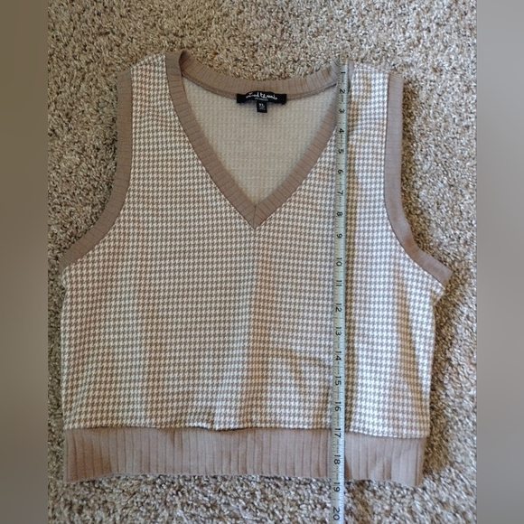 Mixed Threads Cropped Vest Top - Picture 10 of 11